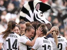 Les joueuses de la Juventus se congratulent après leur victoire face à la Fiorentina. AFP