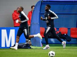 Sidibé tuvo que abandonar el entrenamiento de Francia. AFP