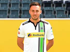 Le milieu suisse Josip Drmic pose avec le maillot du club allemand du Borussia Moenchengladbach. AFP