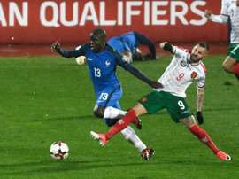 Le milieu des Bleus NGolo Kanté (g) à la lutte avec le milieu de la Bulgarie Spas Deley. AFP