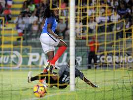 Griedge Mbock marque au cours du match amical contre l'Afrique du Sud, le 22 janvier 2017. AFP