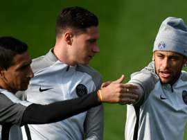 Julian Draxler deixou claro que a situação de Neymar incomoda no vestiário. AFP