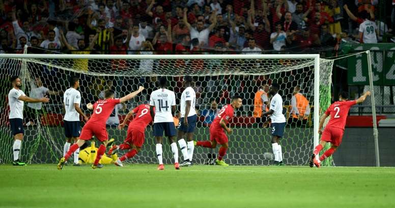Kaan Ayhan (3e d) trompe le gardien Hugo Lloris lors du match de qualification à l'Euro 2020. AFP
