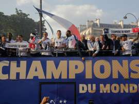Les Bleus défilent sur les Champs Elysées. AFP