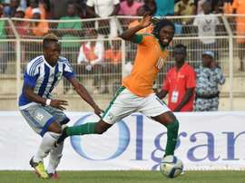 LIvoirien Gervinho face au Sierra-Léonais Yeami Dunia au Stade de la Paix de Bouaké. AFP