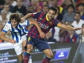 El centrocampista del F.C. Barcelona Xavier Hernández y el centrocampista de la Real Sociedad Marco Sangalli (i) en el Camp Nou. EFE/Archivo