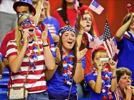 Hinchas de Estados Unidos animan al equipo ante Alemania, este 30 de junio de 2015, durante las semifinales de la Copa Mundial de Fútbol Femenino, en el Estadio Olímpico de Montreal Canadá). EFE