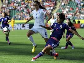 Jill Scott (i) de Inglaterra ante Saki Kumagai (d) de Japón, durante las semifinales de la Copa Mundial de Fútbol Femenino, en Edmonton Canadá. EFE