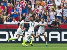 Tobin Heath (d) de los EE.UU. celebra su gol contra Japón con sus compañeros Ali Krieger (i ) y Morgan Brian (C). EFE