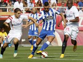 El centrocampista bosnio del Deportivo, Haris Medunjanin (c), perseguido por Denis Suárez (i) y el camerunés Stephane Mbia (d), del Sevilla. EFE/Archivo