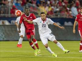 El futbolista costarricense David Guzmán fue registrado este martes al disputar un balón con el canadiense Tosaint Ricketts, durante un partido del grupo B de la Copa Oro 2015 de la Concacaf, en Toronto (Canadá). EFE