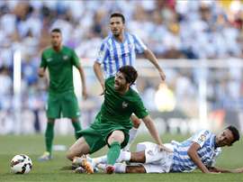 El centrocampista del Levante Victor Pérez (centro) cae ante por la entradad de el defensa brasileño del Málaga Weligton. EFE/Archivo