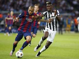 El defensa brasileño del FC Barcelona Daniel Alves (i) y el centrocampista francés del Juventus Paul Labile Pogba. EFE/Archivo