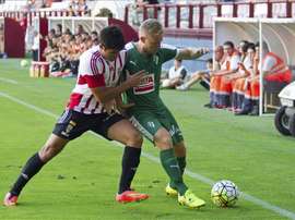 Dani Nieto (d), hoy en el Numancia, espera tener oportunidades de jugar por fin. EFE/Archivo