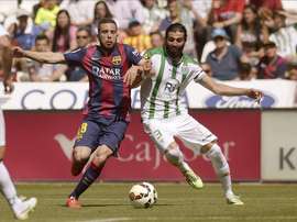 El defensa del FC Barcelona Jordi Alba (i) disputa un balón con el defensa Jose Ángel Crespo (d), del Córdoba. EFE/Archivo