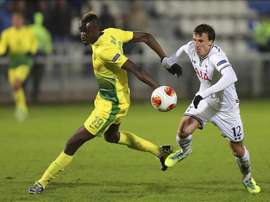 El exjugador del Tottenham Hotspur Vlad Chiriches (d) en acción ante Lacina Traore. EFE/Archivo