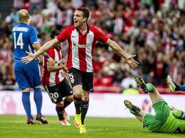 El defensa del Athletic Club Mikel San José (2d) celebra un gol con sus compañeros. EFE/Archivo