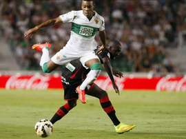El centrocampista caboverdiano del Elche Garry Rodrigues (i) lucha el balón con el francés Abdoul Sissoko, del Granada, durante un partido. EFE/Archivo