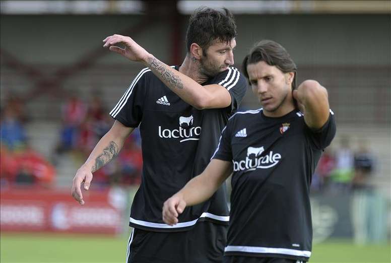 El nuevo delantero de Osasuna, el montenegrino Bogdan Milic (d), se ha ejercitado esta mañana junto a sus compañeros en las instalaciones de Tajonar y bajo las órdenes de Enrique Martín antes de ser presentado oficialmente el próximo lunes en el estadio de El Sadar. EFE