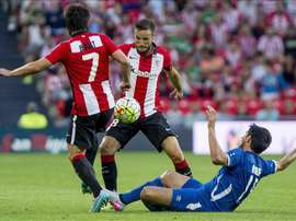 Los jugadores del Athletic de Bilbao Beñat Etxebarria (i) y Carlos Gurpegi (c) pelean un balón con Rauf Aliyev, del Inter Bakú de Azerbayán, durante el partido de ida de la tercera ronda de la Liga Europa disputado el pasado jueves en el estadio de San Mamés, en Bilbao. EFE