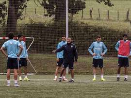 El entrendador del Athletic de Bilbao, Ernesto Valverde (c), da instrucciones a los jugadores durante un entrenamiento hoy en Lezama. EFE