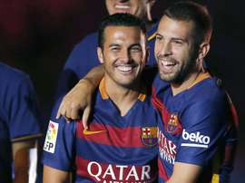 Los jugadores del FC Barcelona, Pedro (i) y Jordi Alba, durante la presentación del equipo blaugrana antes del inicio del encuentro correspondiente al trofeo Joan Gamper, que disputaron este miércoles frente a la Roma en el estadio del Camp Nou. EFE