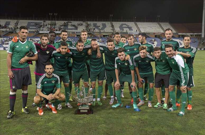 Los jugadores del Betis posan con la Carabela a la finalización del encuentro que disputaron este viernes frente al Recreativo de Huelva en el estadio Nuevo Colombino, tras vencer por 2-1 al equipo onubense. EFE
