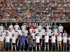 Jugadores y cuerpo técnico del Valencia CF, durante la presentación del equipo valencianista antes del encuentro amistoso que disputa esta noche frente a la Roma en el estadio de Mestalla. EFE