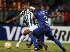 El delantero (i) deja atrás su paso por Deportivo Cali. EFE/Archivo