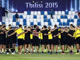 Los jugadores del Sevilla hacen piña durante el entrenamiento del equipo en Tiflis, Georgia hoy 10 de agosto de 2015 donde se enfrentará al FC Barcelona por la supercopa de Europa. EFE