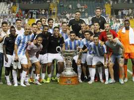 Los jugadores del Málaga posan con el trofeo que les acredita vencedores del trofeo Costa del Sol, tras vencer por 2-0 al equipo catarí del Lekhwiya, en el encuentro que han disputado en el estadio de la Rosaleda. EFE/Archivo