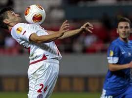 El delantero rumano del Sevilla FC, Raúl Rusescu (i), controla el balón durante un partido. EFE/Archivo