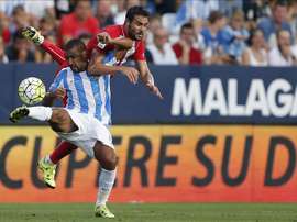 El centrocampista argentino del Málaga CF Fernando Damián Tissone (i) controla el balón ante Vicente Iborra, centrocampista del Sevilla FC, durante el partido de la primera jornada de la Liga de Primera División que ambos equipos disputan esta tarde en el estadio de La Rosaleda, en Málaga. EFE