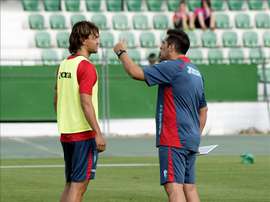 El nuevo fichaje del Granada CF, Rene Krhin, junto a su entrenador, Sandoval (d). EFE/Archivo