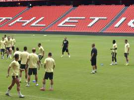 Los jugadores del Zilina durante el entrenamiento realizado en el estadio de San Mamés, en la víspera de la vuelta de la eliminatoria de Play Off de la Liga Europa frente al Athletic Club, a la que su equipo llega con la ventaja del 3-2 final de la ida en Eslovaquia. EFE