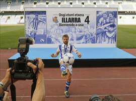 El jugador de la Real Sociedad, Asier Illarramendi, en su presentación esta tarde en el estadio Anoeta de San Sebastián. EFE
