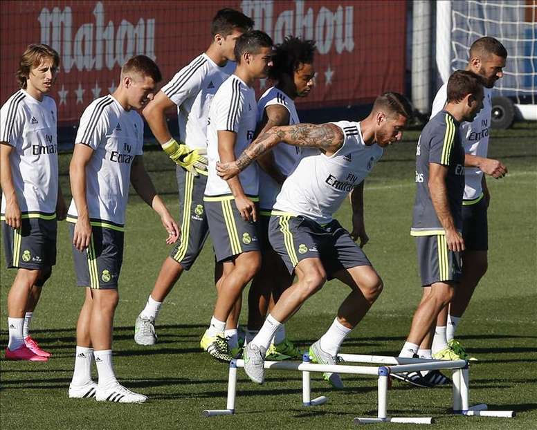 Los jugadores del Real Madrid, Luka Modric (i), Toni Kroos (2i), Marcelo (4d) y Sergio Ramos (3d), entre otros, durante el entrenamiento del equipo hoy, de cara al partido de Liga que disputan frente al Betis mañana, sábado, en el estadio Santiago Bernabéu. EFE