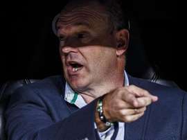 El entrenador del Betis Pepe Mel durante el partido de la segunda jornada de Liga que Real Madrid y Real Betis jugaron esta noche en el estadio Santiago Bernabéu. EFE