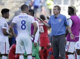 El seleccionador de Estados Unidos Jürgen Klinsmann (dcha) habla con sus jugadores. EFE/Archivo