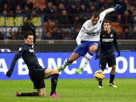 El jugador Marco Andreolli (i) disputa un balón con Nenad Krsticic. EFE/Archivo