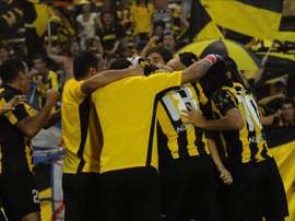 La prensa local informó hoy de que en las categorías inferiores del club se han dado cinco casos de paperas. En la imagen el registro de una de las actuaciones del Peñarol de Uruguay. EFE/Archivo