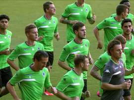 Jugadores del Borussia de Mönchengladbach, durante el entrenamiento hoy en estadio Sánchez Pizjuán previo al primer partido de la fase de grupos que el equipo alemán disputará mañana ante el Sevilla. EFE