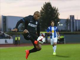 El jugador de Inter de Milán Jonathan (i) controla un balón. EFE/Archivo