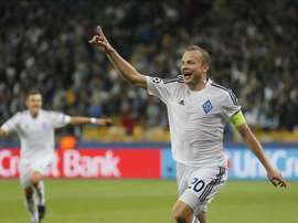 Oleh Gusev (d) del Dynamo celebra una anotación contra el Porto durante un partido del grupo G del torneo UEFA Champions Leage en el estadio Olympiyskiy en Kiev (Ucrania). EFE