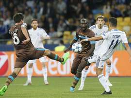 Ruben Neves (i) del Porto disputa el balón contra Junior Moraes (d) del Dynamo durante un partido del grupo G del torneo UEFA Champions Leage en el estadio Olympiyskiy en Kiev (Ucrania). EFE