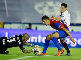 El guardameta del Levante, Rubén (i), captura el balón ante su compañero, Ángel Trujillo (c), y el delantero francés del Sevilla, Kevin Gameiro, durante un partido. EFE/Archivo