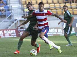 El jugador bético Piccini (i) disputa un balón con el jugador del Granada Edgar en un partido. EFE/Archivo
