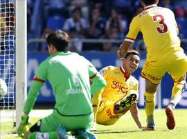 El delantero del Sporting de Gijón Antonio Sanabria celebra el gol marcado ante el Deportivo, el primero del equipo, durante el partido correspondiente a la cuarta jornada. EFE