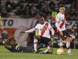 El jugador Eder Álvarez Balanta de River Plate disputa el balón con Pervis Estupiñan de Liga de Quito, este 23 de septiembre, durante el partido de la Copa Sudamericana que se disputa en el estadio Monumental de Buenos Aires (Argentina). EFE