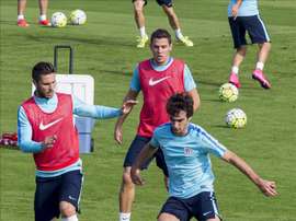 El jugador del Athletic de Bilbao, Iñigo Lekue (d) que ha renovado hoy con el club hasta el 2018, disputa un balón con Kike Sola (i) durante el entrenamiento esta mañana en Lezama previo al derbi que disputará el próximo domingo contra la Real Sociedad en Anoeta. EFE